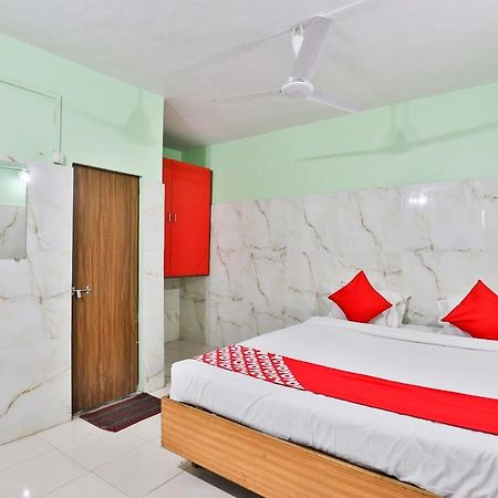 Oyo 24833 Hotel Silver Daman Buitenkant foto