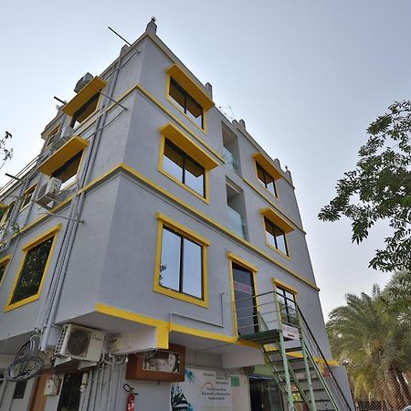 Oyo 24833 Hotel Silver Daman Buitenkant foto