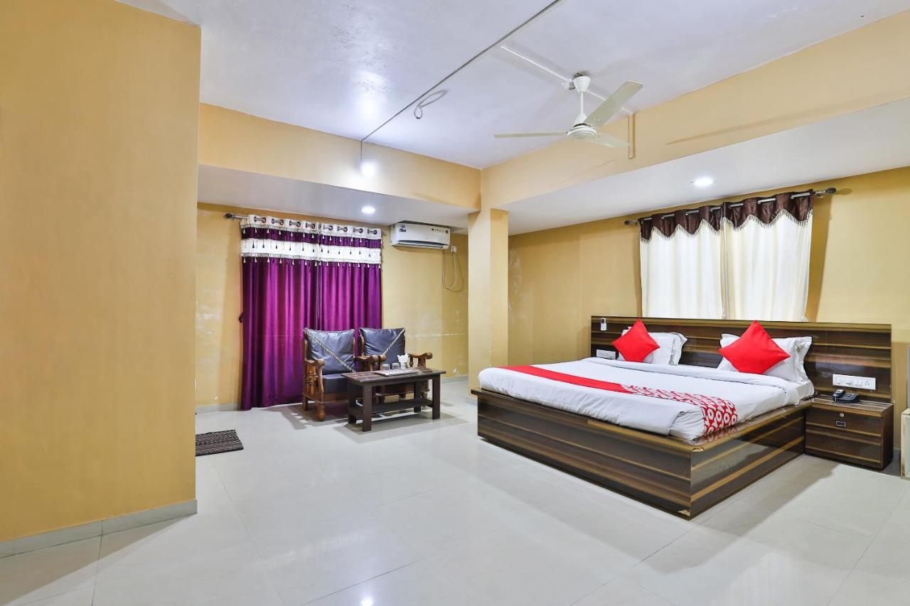 Oyo 24833 Hotel Silver Daman Buitenkant foto