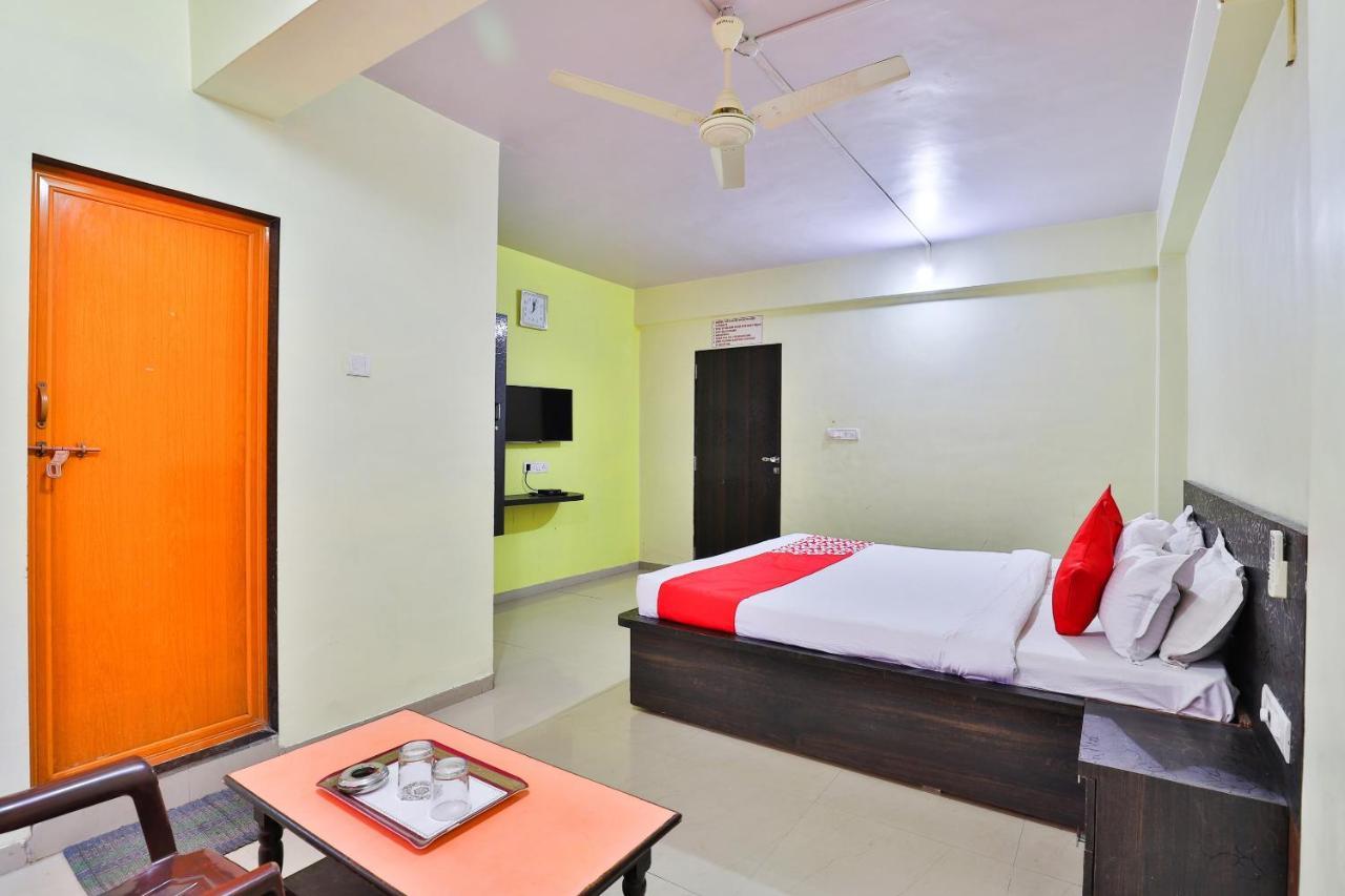 Oyo 24833 Hotel Silver Daman Buitenkant foto