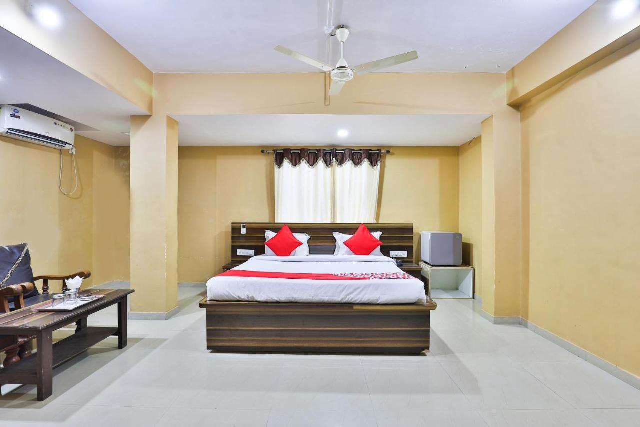 Oyo 24833 Hotel Silver Daman Buitenkant foto