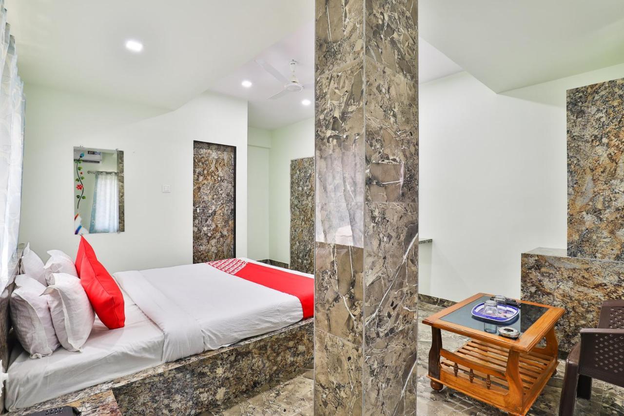 Oyo 24833 Hotel Silver Daman Buitenkant foto