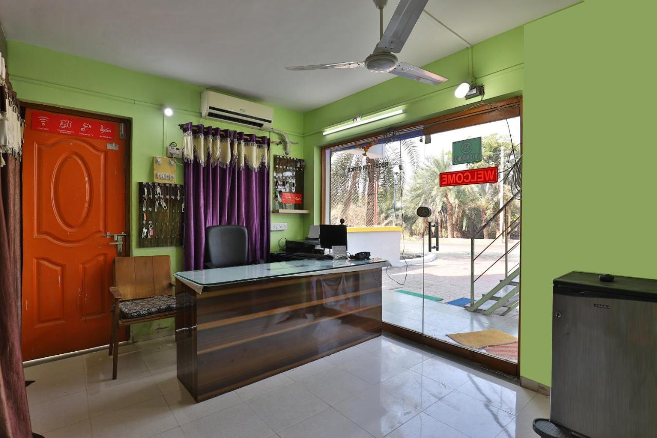 Oyo 24833 Hotel Silver Daman Buitenkant foto