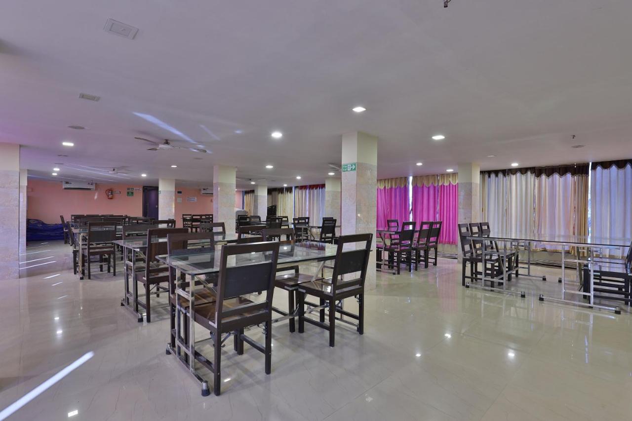 Oyo 24833 Hotel Silver Daman Buitenkant foto